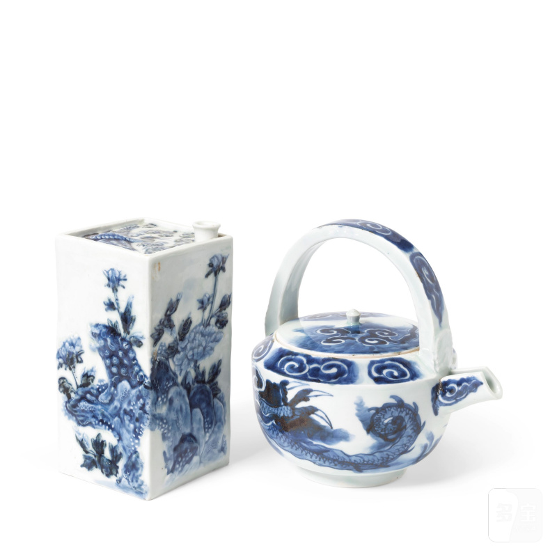 江戶時代 十八世紀 青花龍紋酒壺及青花酒瓶 | A BLUE AND WHITE 'DRAGON' SAKE EWER AND COVER AND A BLUE AND WHITE MOULDED SQUARE FLASK, TOKKURI - 图4